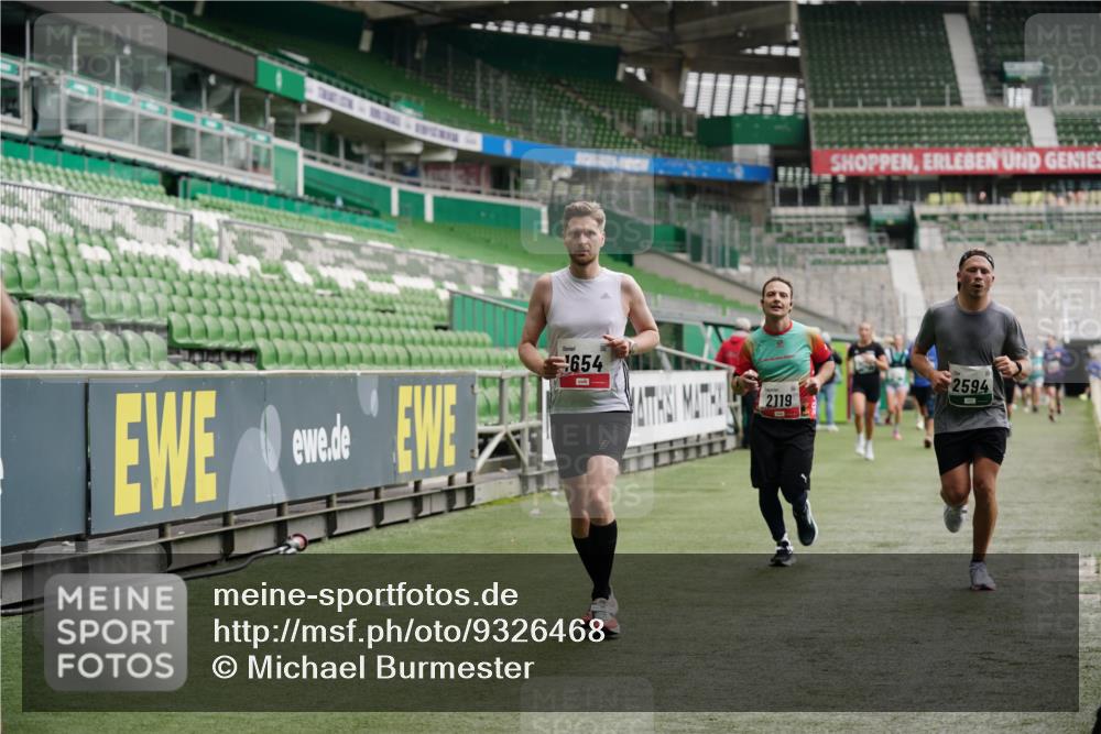 05.10.2025 - 20. swb-Marathon Bremen Michael Burmester http://msf.ph/oto/9326468 05.10.2025 12:49:04 Laufen im Stadion 492, 1195, 1257, 1535, 1625, 1654, 1724, 1727, 2119, 2594, 2974, 2988, 2990, 3124, 3320, 3819, 4385, 5103, 5599, 5786, 6171, 6251, 6463, 6619, 6632, 6877, 7904, 8216, 8244, 8507, 8630, 8687, 8897, 8923, 9114, 1370, 1607, 2241, 3324, 3768, 4353, 5264, 7735, 7831, 8729, 8932 meine-sportfotos.de