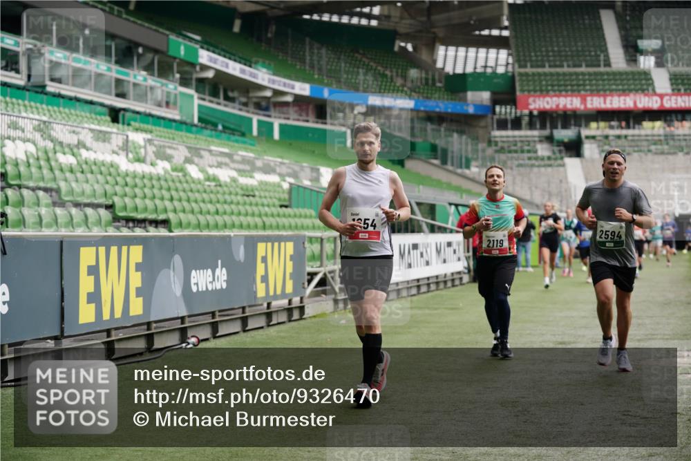 05.10.2025 - 20. swb-Marathon Bremen Michael Burmester http://msf.ph/oto/9326470 05.10.2025 12:49:04 Laufen im Stadion 492, 1195, 1257, 1535, 1625, 1654, 1724, 1727, 2119, 2594, 2974, 2988, 2990, 3124, 3320, 3819, 4385, 5103, 5599, 5786, 6171, 6251, 6463, 6619, 6632, 6877, 7904, 8216, 8244, 8507, 8630, 8687, 8897, 8923, 9114, 1370, 1607, 2241, 3324, 3768, 4353, 5264, 7735, 7831, 8729, 8932 meine-sportfotos.de