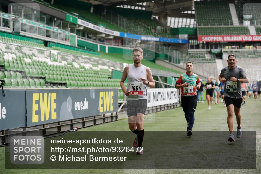 05.10.2025 - 20. swb-Marathon Bremen Michael Burmester http://msf.ph/oto/9326472 05.10.2025 12:49:04 Laufen im Stadion 492, 1195, 1257, 1535, 1625, 1654, 1724, 1727, 2119, 2594, 2974, 2988, 2990, 3124, 3320, 3819, 4385, 5103, 5599, 5786, 6171, 6251, 6463, 6619, 6632, 6877, 7904, 8216, 8244, 8507, 8630, 8687, 8897, 8923, 9114, 1370, 1607, 2241, 3324, 3768, 4353, 5264, 7735, 7831, 8729, 8932 meine-sportfotos.de