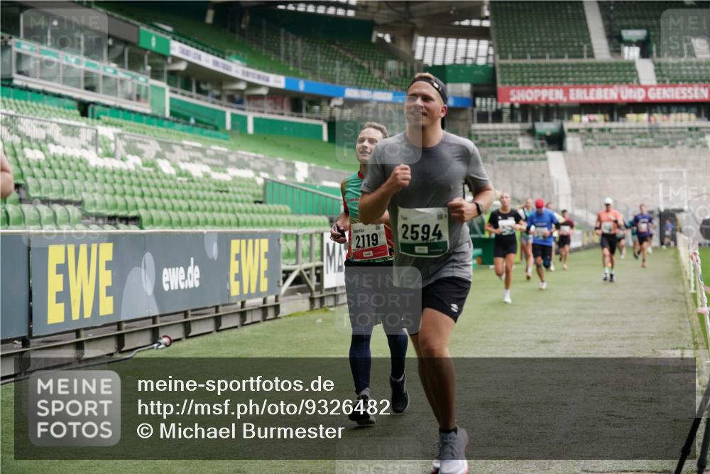 05.10.2025 - 20. swb-Marathon Bremen Michael Burmester http://msf.ph/oto/9326482 05.10.2025 12:49:06 Laufen im Stadion 492, 1195, 1257, 1535, 1625, 1654, 1724, 1727, 2044, 2119, 2594, 2974, 2988, 2990, 3124, 3320, 3819, 4385, 5103, 5599, 5786, 6171, 6251, 6431, 6463, 6619, 6632, 6877, 7904, 8216, 8244, 8507, 8630, 8687, 8897, 8923, 9114, 1370, 1607, 2241, 3324, 3768, 4353, 5264, 7831, 8729, 8932 meine-sportfotos.de