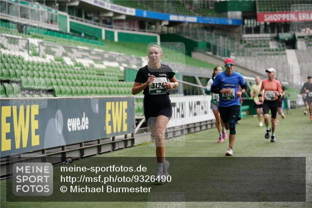 05.10.2025 - 20. swb-Marathon Bremen Michael Burmester http://msf.ph/oto/9326490 05.10.2025 12:49:10 Laufen im Stadion 187, 492, 1195, 1257, 1535, 1609, 1625, 1654, 1727, 2044, 2119, 2356, 2594, 2988, 2990, 3124, 3320, 3544, 3819, 3960, 4385, 5103, 5599, 5786, 6171, 6431, 6463, 6619, 6632, 6877, 7904, 8216, 8244, 8507, 8630, 8687, 8897, 9114, 1370, 1724, 2241, 2974, 3324, 4353, 5786, 6251, 7831, 8923, 8932 meine-sportfotos.de