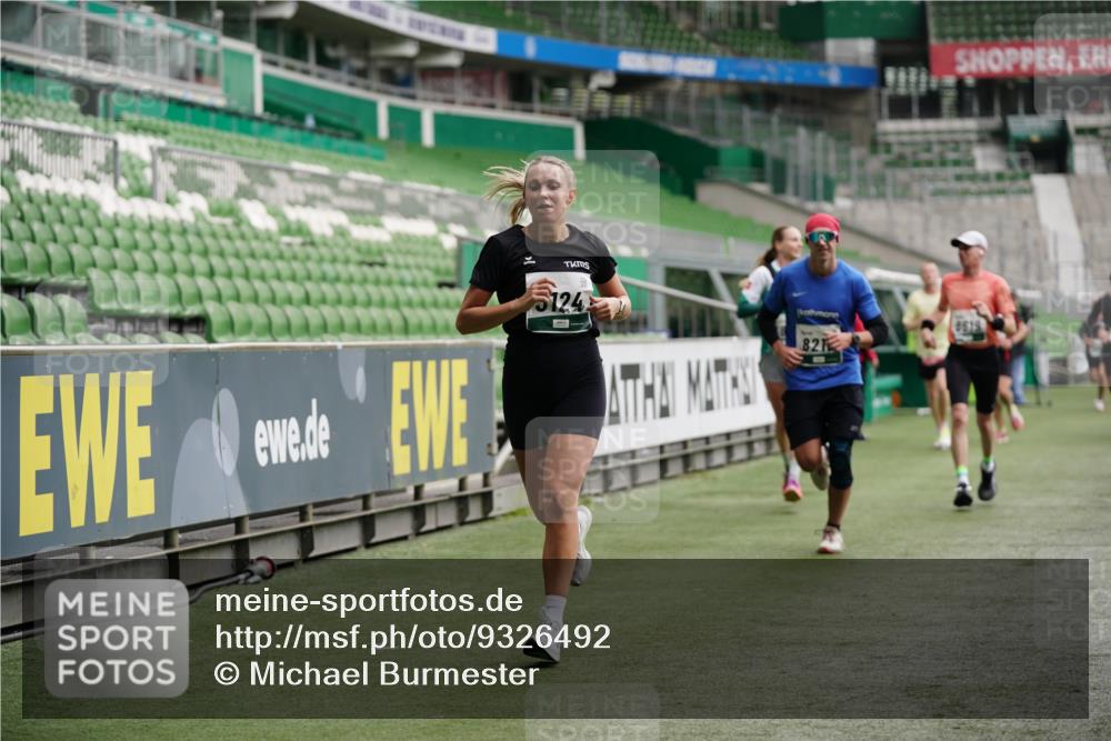 05.10.2025 - 20. swb-Marathon Bremen Michael Burmester http://msf.ph/oto/9326492 05.10.2025 12:49:10 Laufen im Stadion 187, 492, 1195, 1257, 1535, 1609, 1625, 1654, 1727, 2044, 2119, 2356, 2594, 2988, 2990, 3124, 3320, 3544, 3819, 3960, 4385, 5103, 5599, 5786, 6171, 6431, 6463, 6619, 6632, 6877, 7904, 8216, 8244, 8507, 8630, 8687, 8897, 9114, 1370, 1724, 2241, 2974, 3324, 4353, 5786, 6251, 7831, 8923, 8932 meine-sportfotos.de