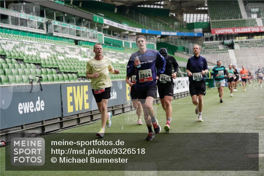 05.10.2025 - 20. swb-Marathon Bremen Michael Burmester http://msf.ph/oto/9326518 05.10.2025 12:49:18 Laufen im Stadion 150, 187, 270, 1195, 1257, 1535, 1609, 1625, 1654, 1727, 1876, 1904, 2044, 2119, 2356, 2594, 2988, 2990, 3124, 3544, 3738, 3960, 4385, 5599, 6171, 6431, 6463, 6619, 6632, 6877, 7647, 7904, 7987, 8216, 8507, 8630, 8687, 9114, 492, 1724, 2974, 3320, 3324, 3819, 4353, 5103, 5786, 6251, 8244, 8897, 8923, 8932 meine-sportfotos.de