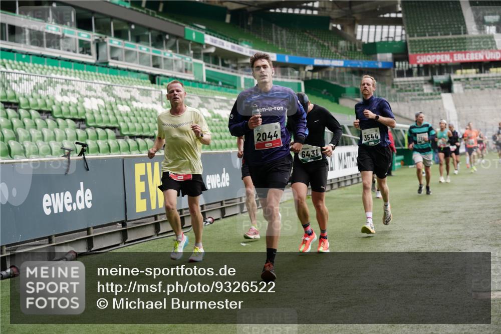05.10.2025 - 20. swb-Marathon Bremen Michael Burmester http://msf.ph/oto/9326522 05.10.2025 12:49:18 Laufen im Stadion 150, 187, 270, 1195, 1257, 1535, 1609, 1625, 1654, 1727, 1876, 1904, 2044, 2119, 2356, 2594, 2988, 2990, 3124, 3544, 3738, 3960, 4385, 5599, 6171, 6431, 6463, 6619, 6632, 6877, 7647, 7904, 7987, 8216, 8507, 8630, 8687, 9114, 492, 1724, 2974, 3320, 3324, 3819, 4353, 5103, 5786, 6251, 8244, 8897, 8923, 8932 meine-sportfotos.de