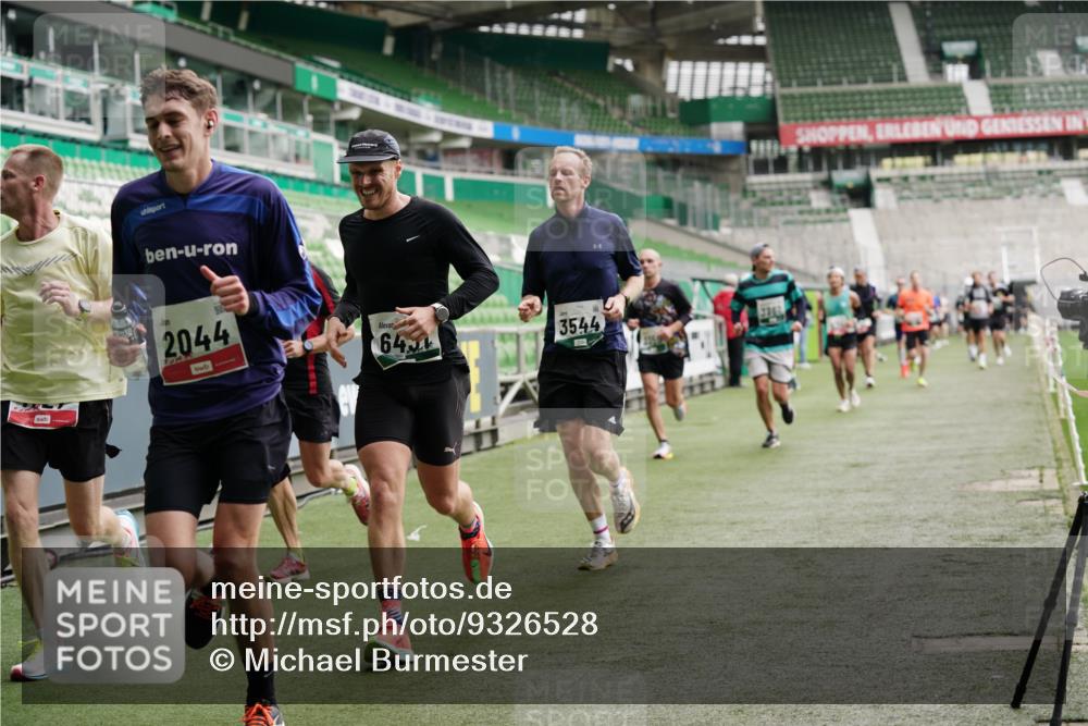 05.10.2025 - 20. swb-Marathon Bremen Michael Burmester http://msf.ph/oto/9326528 05.10.2025 12:49:19 Laufen im Stadion 150, 187, 270, 424, 1195, 1257, 1535, 1609, 1625, 1654, 1727, 1876, 1904, 2044, 2119, 2356, 2594, 2988, 2990, 3124, 3544, 3738, 3960, 4385, 5599, 6171, 6431, 6463, 6619, 6632, 6877, 7647, 7904, 7987, 8216, 8507, 8630, 8687, 9114, 492, 1724, 2974, 3320, 3324, 3819, 4353, 5103, 5786, 6251, 8244, 8897, 8923, 8932 meine-sportfotos.de