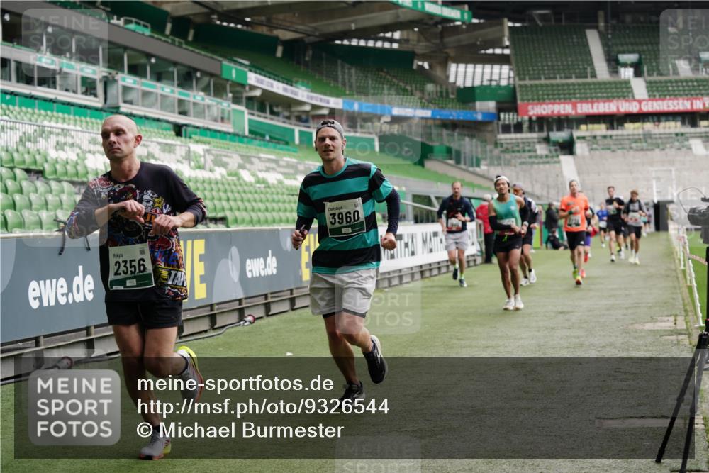 05.10.2025 - 20. swb-Marathon Bremen Michael Burmester http://msf.ph/oto/9326544 05.10.2025 12:49:22 Laufen im Stadion 150, 187, 270, 424, 1195, 1257, 1535, 1609, 1625, 1654, 1727, 1876, 1904, 2044, 2119, 2356, 2594, 2988, 2990, 3124, 3544, 3738, 3960, 4385, 4438, 5599, 6171, 6431, 6463, 6619, 6805, 6877, 7647, 7904, 7987, 8216, 8507, 8630, 8687, 9114, 492, 1724, 2974, 3320, 3324, 3819, 5103, 5786, 6251, 6632, 8244, 8897, 8923, 8932 meine-sportfotos.de