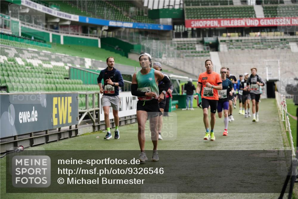 05.10.2025 - 20. swb-Marathon Bremen Michael Burmester http://msf.ph/oto/9326546 05.10.2025 12:49:24 Laufen im Stadion 150, 187, 270, 424, 1195, 1257, 1535, 1609, 1625, 1654, 1727, 1876, 1904, 2044, 2119, 2356, 2594, 2988, 2990, 3124, 3544, 3738, 3960, 4385, 4438, 5599, 6171, 6431, 6463, 6619, 6805, 6877, 7647, 7904, 7987, 8216, 8507, 8630, 8687, 9114, 492, 1724, 2974, 3320, 3819, 5103, 5786, 6251, 6632, 8244, 8687, 8897, 8923 meine-sportfotos.de