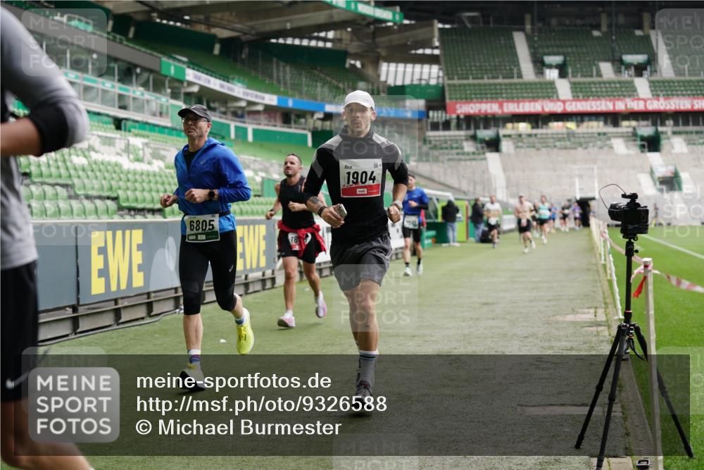 05.10.2025 - 20. swb-Marathon Bremen Michael Burmester http://msf.ph/oto/9326588 05.10.2025 12:49:32 Laufen im Stadion 150, 187, 270, 424, 1195, 1257, 1535, 1609, 1654, 1727, 1876, 1904, 2044, 2119, 2356, 2594, 2988, 2990, 3124, 3544, 3738, 3885, 3960, 4385, 4438, 4870, 5894, 6431, 6619, 6805, 6877, 7647, 7987, 8216, 8630, 9114, 492, 1625, 3320, 3819, 5103, 5599, 6171, 6463, 6632, 7904, 8507, 8687, 8897 meine-sportfotos.de
