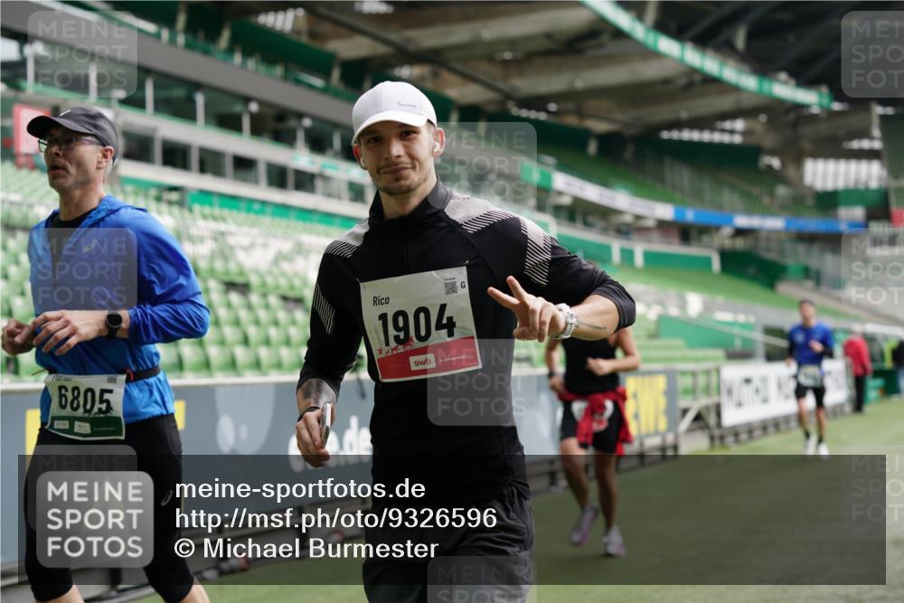 05.10.2025 - 20. swb-Marathon Bremen Michael Burmester http://msf.ph/oto/9326596 05.10.2025 12:49:34 Laufen im Stadion 150, 187, 270, 424, 1195, 1257, 1535, 1609, 1654, 1727, 1876, 1904, 2044, 2119, 2356, 2594, 2988, 2990, 3124, 3544, 3738, 3885, 3960, 4006, 4385, 4438, 4870, 5894, 6431, 6619, 6805, 6877, 7647, 7987, 8216, 8401, 8536, 8630, 9114, 9118, 492, 1625, 3320, 5599, 6171, 6463, 6632, 7904, 8507, 8687, 8897 meine-sportfotos.de