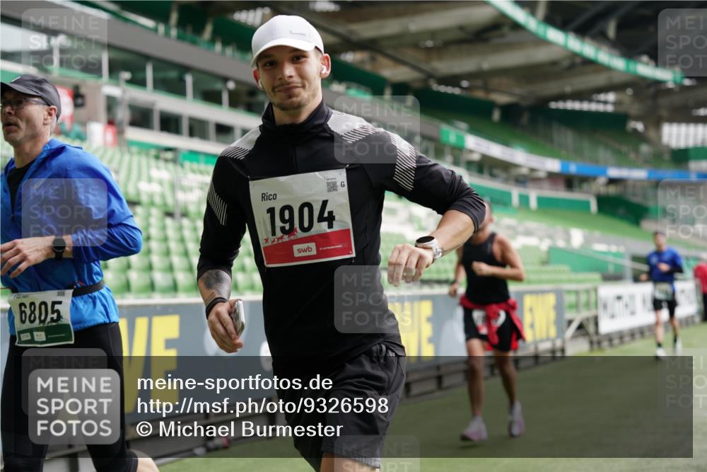 05.10.2025 - 20. swb-Marathon Bremen Michael Burmester http://msf.ph/oto/9326598 05.10.2025 12:49:34 Laufen im Stadion 150, 187, 270, 424, 1195, 1257, 1535, 1609, 1654, 1727, 1876, 1904, 2044, 2119, 2356, 2594, 2988, 2990, 3124, 3544, 3738, 3885, 3960, 4006, 4385, 4438, 4870, 5894, 6431, 6619, 6805, 6877, 7647, 7987, 8216, 8401, 8536, 8630, 9114, 9118, 492, 1625, 3320, 5599, 6171, 6463, 6632, 7904, 8507, 8687, 8897 meine-sportfotos.de