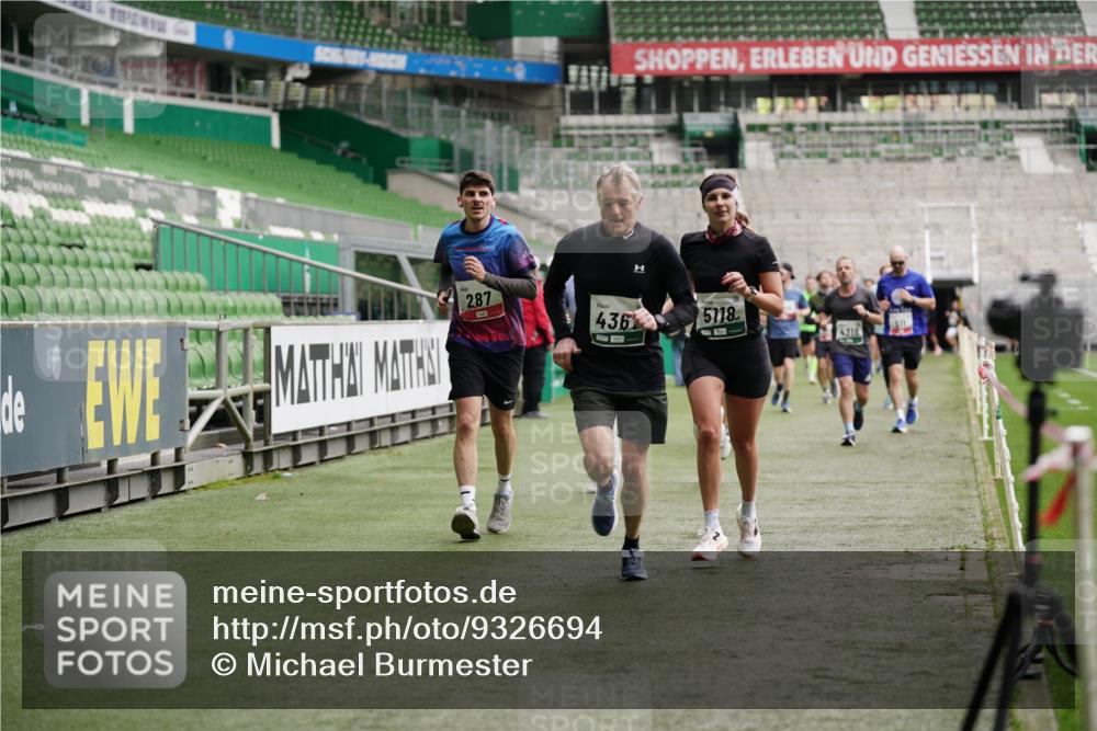 05.10.2025 - 20. swb-Marathon Bremen Michael Burmester http://msf.ph/oto/9326694 05.10.2025 12:49:57 Laufen im Stadion 150, 187, 217, 270, 287, 424, 511, 679, 845, 939, 1257, 1388, 1535, 1609, 1707, 1727, 1876, 1904, 2044, 2356, 2721, 3124, 3259, 3353, 3544, 3738, 3885, 3960, 4006, 4318, 4367, 4438, 4870, 4938, 5118, 5894, 6214, 6216, 6281, 6431, 6619, 6805, 6877, 7647, 7826, 7963, 7987, 8216, 8401, 8536, 8873, 8907, 9118, 1654, 2119, 2594, 2988, 2990, 3124, 4385, 8630, 9114 meine-sportfotos.de