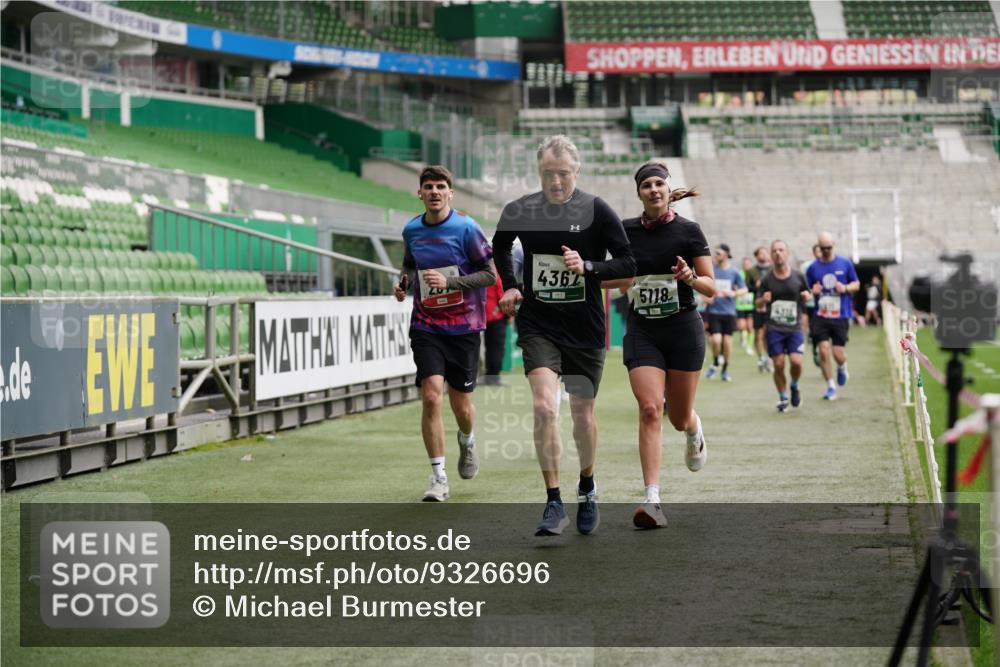 05.10.2025 - 20. swb-Marathon Bremen Michael Burmester http://msf.ph/oto/9326696 05.10.2025 12:49:57 Laufen im Stadion 150, 187, 217, 270, 287, 424, 511, 679, 845, 939, 1257, 1388, 1535, 1609, 1707, 1727, 1876, 1904, 2044, 2356, 2721, 3124, 3259, 3353, 3544, 3738, 3885, 3960, 4006, 4318, 4367, 4438, 4870, 4938, 5118, 5894, 6214, 6216, 6281, 6431, 6619, 6805, 6877, 7647, 7826, 7963, 7987, 8216, 8401, 8536, 8873, 8907, 9118, 1654, 2119, 2594, 2988, 2990, 3124, 4385, 8630, 9114 meine-sportfotos.de