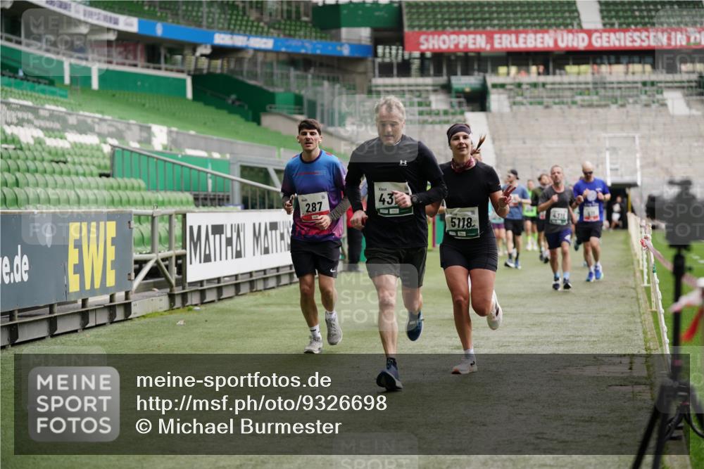 05.10.2025 - 20. swb-Marathon Bremen Michael Burmester http://msf.ph/oto/9326698 05.10.2025 12:49:57 Laufen im Stadion 150, 187, 217, 270, 287, 424, 511, 679, 845, 939, 1257, 1388, 1535, 1609, 1707, 1727, 1876, 1904, 2044, 2356, 2721, 3124, 3259, 3353, 3544, 3738, 3885, 3960, 4006, 4318, 4367, 4438, 4870, 4938, 5118, 5894, 6214, 6216, 6281, 6431, 6619, 6805, 6877, 7647, 7826, 7963, 7987, 8216, 8401, 8536, 8873, 8907, 9118, 1654, 2119, 2594, 2988, 2990, 3124, 4385, 8630, 9114 meine-sportfotos.de