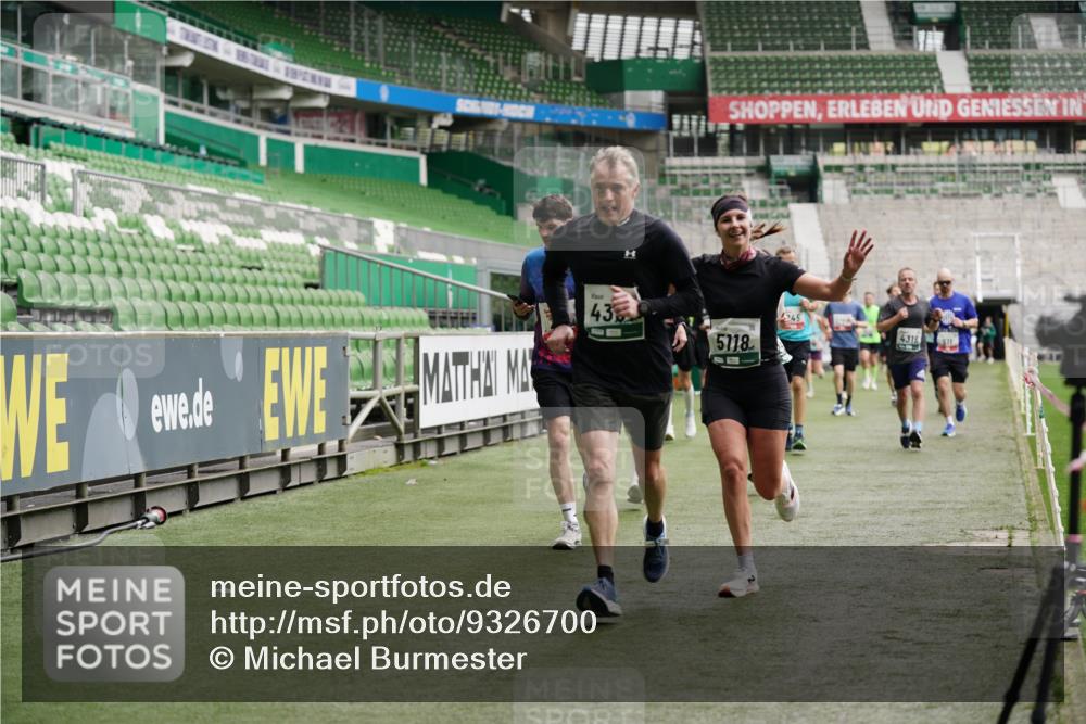 05.10.2025 - 20. swb-Marathon Bremen Michael Burmester http://msf.ph/oto/9326700 05.10.2025 12:49:58 Laufen im Stadion 150, 187, 217, 270, 287, 424, 511, 679, 845, 906, 939, 1257, 1388, 1535, 1609, 1707, 1727, 1876, 1904, 2044, 2356, 2721, 3259, 3353, 3544, 3738, 3885, 3960, 4006, 4318, 4367, 4438, 4870, 4938, 5118, 5389, 5873, 5894, 6214, 6216, 6281, 6431, 6619, 6805, 6877, 7647, 7826, 7963, 7987, 8216, 8401, 8536, 8873, 8907, 9118, 1654, 2119, 2594, 2988, 2990, 3124, 4385, 8630, 9114 meine-sportfotos.de
