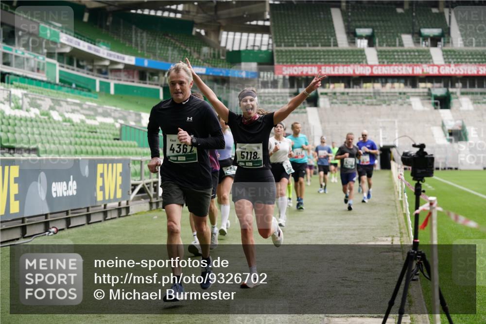 05.10.2025 - 20. swb-Marathon Bremen Michael Burmester http://msf.ph/oto/9326702 05.10.2025 12:49:59 Laufen im Stadion 150, 187, 217, 270, 287, 424, 511, 679, 845, 906, 939, 1257, 1388, 1535, 1609, 1707, 1727, 1876, 1904, 2044, 2356, 2721, 3259, 3353, 3544, 3738, 3885, 3960, 4006, 4318, 4367, 4438, 4870, 4938, 5118, 5389, 5873, 5894, 6214, 6216, 6281, 6431, 6619, 6805, 6877, 7647, 7826, 7963, 7987, 8216, 8401, 8536, 8873, 8907, 9118, 1654, 2119, 2594, 2988, 2990, 3124, 4385, 8216 meine-sportfotos.de