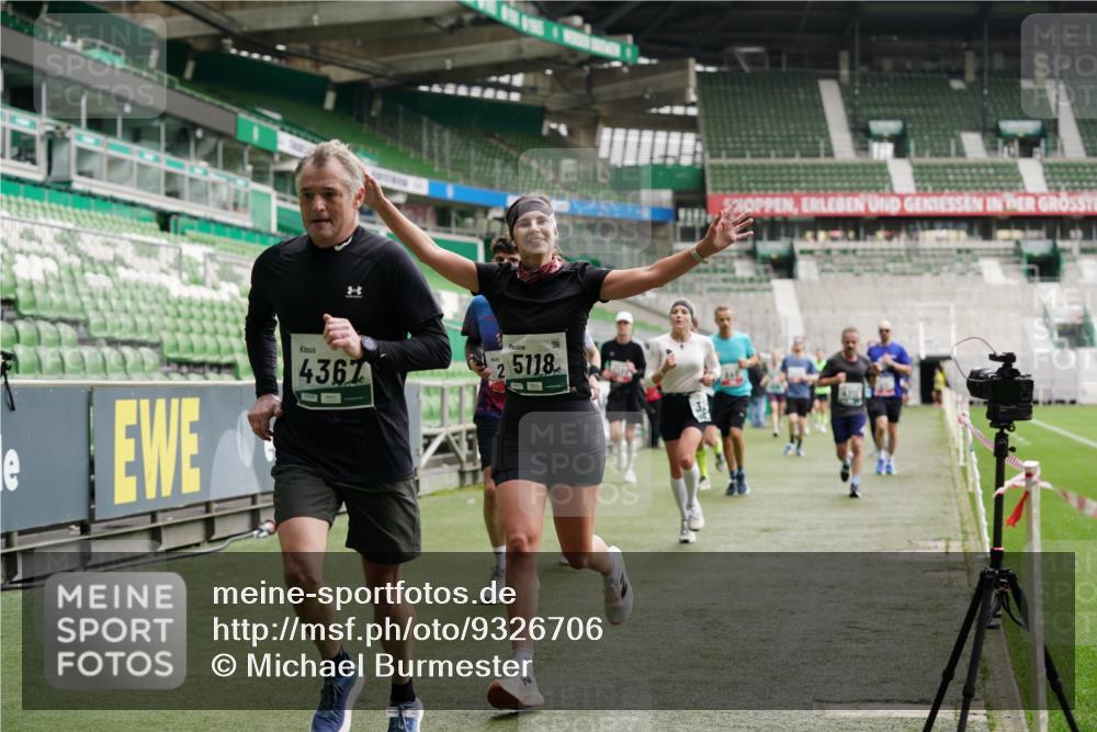 05.10.2025 - 20. swb-Marathon Bremen Michael Burmester http://msf.ph/oto/9326706 05.10.2025 12:49:59 Laufen im Stadion 150, 187, 217, 270, 287, 424, 511, 679, 845, 906, 939, 1257, 1388, 1535, 1609, 1707, 1727, 1876, 1904, 2044, 2356, 2721, 3259, 3353, 3544, 3738, 3885, 3960, 4006, 4318, 4367, 4438, 4870, 4938, 5118, 5389, 5873, 5894, 6214, 6216, 6281, 6431, 6619, 6805, 6877, 7647, 7826, 7963, 7987, 8216, 8401, 8536, 8873, 8907, 9118, 1654, 2119, 2594, 2988, 2990, 3124, 4385, 8216 meine-sportfotos.de
