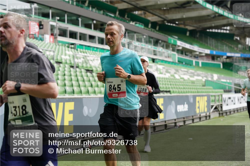 05.10.2025 - 20. swb-Marathon Bremen Michael Burmester http://msf.ph/oto/9326738 05.10.2025 12:50:05 Laufen im Stadion 150, 187, 217, 270, 287, 424, 511, 679, 736, 845, 906, 939, 1025, 1388, 1609, 1707, 1876, 1904, 2044, 2356, 2721, 3228, 3259, 3353, 3544, 3738, 3885, 3960, 4006, 4318, 4367, 4438, 4870, 4938, 5118, 5389, 5564, 5873, 5894, 6214, 6216, 6281, 6431, 6717, 6805, 7647, 7826, 7963, 7987, 8401, 8536, 8873, 8907, 9118, 1257, 1535, 1654, 1727, 2044, 2594, 2988, 2990, 3124, 4385, 6619, 6877, 8216 meine-sportfotos.de