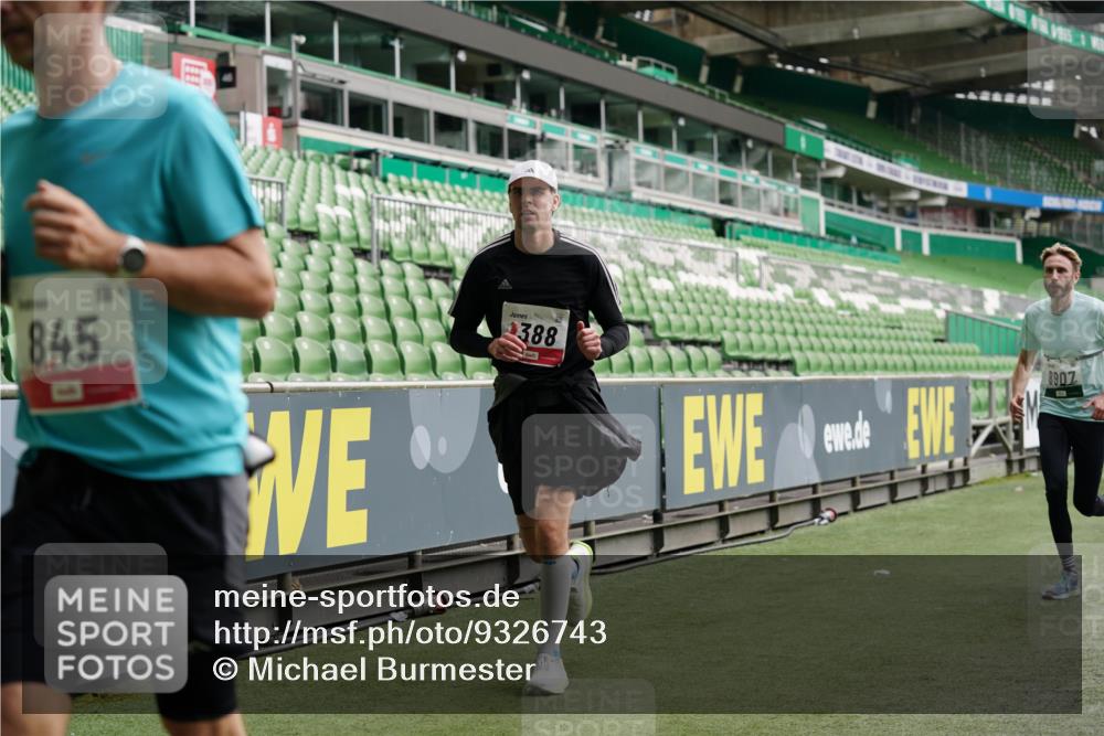 05.10.2025 - 20. swb-Marathon Bremen Michael Burmester http://msf.ph/oto/9326743 05.10.2025 12:50:06 Laufen im Stadion 150, 187, 217, 270, 287, 424, 511, 679, 736, 845, 906, 939, 1025, 1359, 1388, 1609, 1707, 1876, 1904, 2356, 2721, 3228, 3259, 3353, 3544, 3738, 3885, 3960, 4006, 4318, 4367, 4438, 4870, 4938, 5118, 5389, 5564, 5873, 5894, 6214, 6216, 6281, 6431, 6717, 6805, 7647, 7826, 7963, 7987, 8401, 8536, 8873, 8907, 9118, 1257, 1535, 1727, 2044, 2594, 2988, 2990, 3124, 4385, 6431, 6619, 6877, 8216 meine-sportfotos.de