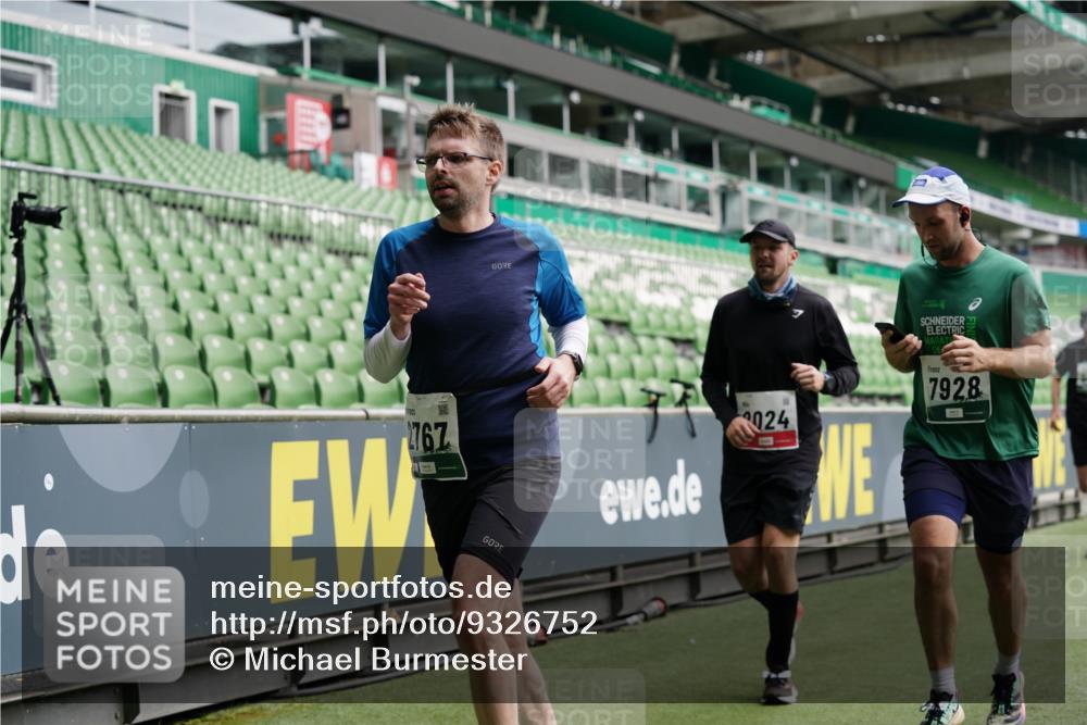 05.10.2025 - 20. swb-Marathon Bremen Michael Burmester http://msf.ph/oto/9326752 05.10.2025 12:54:38 Laufen im Stadion 53, 82, 104, 124, 132, 169, 289, 319, 417, 504, 507, 524, 756, 944, 950, 1165, 1308, 1474, 1483, 1517, 1543, 1690, 1721, 1729, 1873, 1896, 1897, 1945, 1976, 2024, 2180, 2265, 2274, 2573, 2767, 2841, 3069, 3193, 3212, 3224, 3359, 3436, 3531, 3703, 3848, 4257, 4595, 4672, 4816, 4837, 4949, 4958, 5022, 5206, 5452, 5666, 5869, 5978, 6244, 6583, 6683, 6853, 7052, 7232, 7279, 7494, 7508, 7814, 7928, 7986, 8642, 8653, 8737, 89, 250, 368, 458, 507, 1460, 1489 meine-sportfotos.de