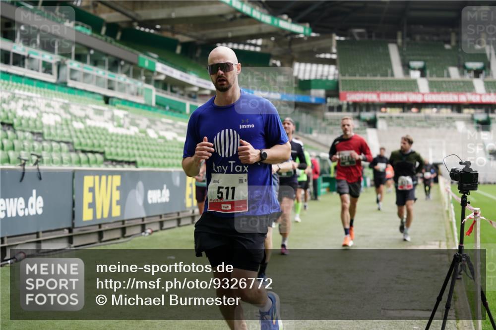 05.10.2025 - 20. swb-Marathon Bremen Michael Burmester http://msf.ph/oto/9326772 05.10.2025 12:50:08 Laufen im Stadion 150, 187, 217, 270, 287, 424, 511, 679, 736, 845, 906, 939, 1025, 1359, 1388, 1707, 1876, 1904, 2356, 2721, 3228, 3259, 3353, 3738, 3885, 3960, 4006, 4318, 4367, 4438, 4870, 4938, 5118, 5389, 5564, 5873, 5894, 6214, 6216, 6281, 6717, 6805, 7647, 7826, 7963, 7987, 8401, 8536, 8873, 8907, 9118, 1257, 1535, 1609, 1727, 2044, 2594, 2988, 2990, 3124, 3544, 6431, 6619, 6877, 8216 meine-sportfotos.de