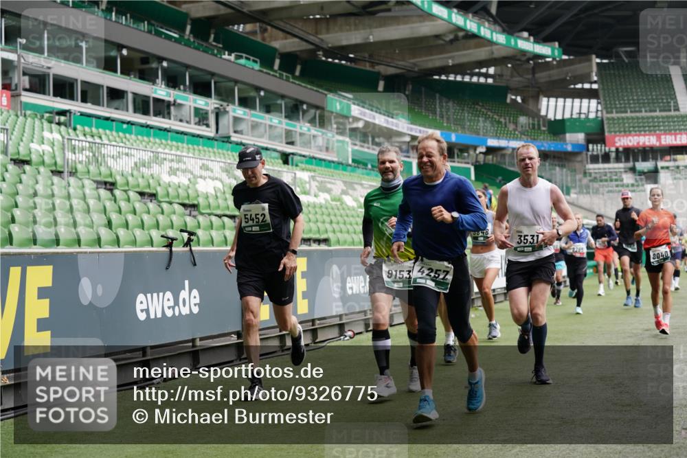 05.10.2025 - 20. swb-Marathon Bremen Michael Burmester http://msf.ph/oto/9326775 05.10.2025 12:54:40 Laufen im Stadion 53, 82, 104, 124, 132, 169, 289, 319, 417, 504, 524, 756, 944, 950, 1165, 1308, 1474, 1483, 1517, 1543, 1721, 1729, 1873, 1896, 1897, 1945, 1976, 2024, 2180, 2265, 2274, 2431, 2573, 2767, 2841, 3069, 3193, 3212, 3224, 3359, 3436, 3531, 3703, 3848, 4257, 4595, 4672, 4816, 4837, 4949, 4958, 5022, 5206, 5452, 5666, 5869, 5978, 6184, 6583, 6683, 6853, 7052, 7232, 7279, 7494, 7508, 7814, 7928, 7986, 8642, 8653, 8737, 89, 250, 368, 458, 507, 950, 1460, 1489 meine-sportfotos.de