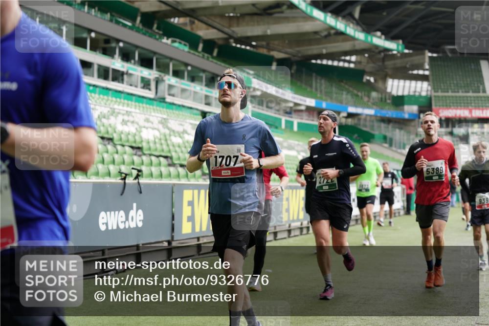 05.10.2025 - 20. swb-Marathon Bremen Michael Burmester http://msf.ph/oto/9326776 05.10.2025 12:50:09 Laufen im Stadion 150, 187, 217, 270, 287, 424, 511, 679, 736, 845, 906, 939, 1025, 1359, 1388, 1707, 1876, 1904, 2356, 2721, 3228, 3259, 3353, 3738, 3885, 3960, 4006, 4318, 4367, 4438, 4870, 4938, 5118, 5184, 5389, 5564, 5873, 5894, 6214, 6216, 6281, 6717, 6805, 7647, 7826, 7963, 7987, 8401, 8536, 8873, 8907, 9118, 1257, 1535, 1609, 1727, 2044, 2594, 2988, 3124, 3544, 3960, 6431, 6619, 6877, 8216 meine-sportfotos.de