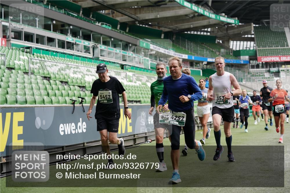 05.10.2025 - 20. swb-Marathon Bremen Michael Burmester http://msf.ph/oto/9326779 05.10.2025 12:54:40 Laufen im Stadion 53, 82, 104, 124, 132, 169, 289, 319, 417, 504, 524, 756, 944, 950, 1165, 1308, 1474, 1483, 1517, 1543, 1721, 1729, 1873, 1896, 1897, 1945, 1976, 2024, 2180, 2265, 2274, 2431, 2573, 2767, 2841, 3069, 3193, 3212, 3224, 3359, 3436, 3531, 3703, 3848, 4257, 4595, 4672, 4816, 4837, 4949, 4958, 5022, 5206, 5452, 5666, 5869, 5978, 6184, 6583, 6683, 6853, 7052, 7232, 7279, 7494, 7508, 7814, 7928, 7986, 8642, 8653, 8737, 89, 250, 368, 458, 507, 950, 1460, 1489 meine-sportfotos.de