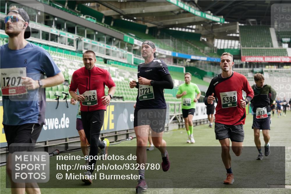 05.10.2025 - 20. swb-Marathon Bremen Michael Burmester http://msf.ph/oto/9326780 05.10.2025 12:50:10 Laufen im Stadion 150, 187, 217, 270, 287, 424, 511, 679, 736, 845, 906, 939, 1025, 1359, 1388, 1707, 1876, 1904, 2356, 2721, 3228, 3259, 3353, 3738, 3885, 4006, 4318, 4367, 4438, 4870, 4938, 5118, 5184, 5389, 5564, 5873, 5894, 6214, 6216, 6281, 6717, 6805, 7647, 7826, 7963, 7987, 8401, 8536, 8873, 8907, 9118, 187, 1257, 1535, 1609, 1727, 2044, 2356, 3124, 3544, 3960, 6431, 6619, 6877, 8216 meine-sportfotos.de