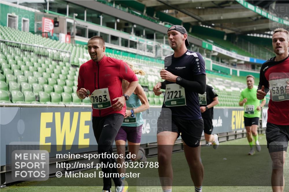 05.10.2025 - 20. swb-Marathon Bremen Michael Burmester http://msf.ph/oto/9326788 05.10.2025 12:50:10 Laufen im Stadion 150, 187, 217, 270, 287, 424, 511, 679, 736, 845, 906, 939, 1025, 1359, 1388, 1707, 1876, 1904, 2356, 2721, 3228, 3259, 3353, 3738, 3885, 4006, 4318, 4367, 4438, 4870, 4938, 5118, 5184, 5389, 5564, 5873, 5894, 6214, 6216, 6281, 6717, 6805, 7647, 7826, 7963, 7987, 8401, 8536, 8873, 8907, 9118, 187, 1257, 1535, 1609, 1727, 2044, 2356, 3124, 3544, 3960, 6431, 6619, 6877, 8216 meine-sportfotos.de