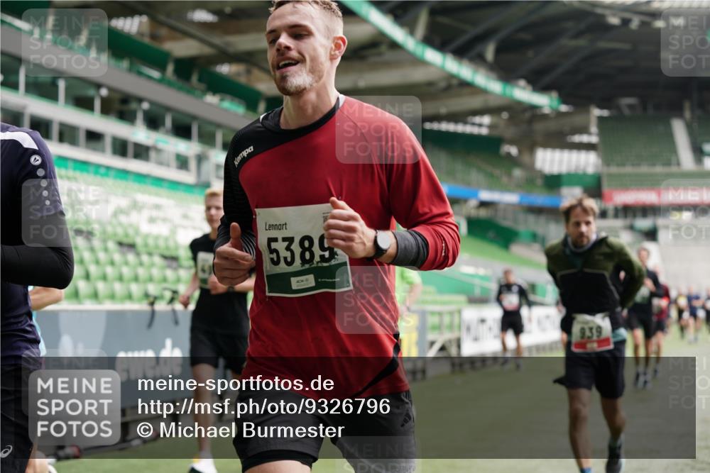 05.10.2025 - 20. swb-Marathon Bremen Michael Burmester http://msf.ph/oto/9326796 05.10.2025 12:50:11 Laufen im Stadion 150, 217, 270, 287, 424, 511, 679, 736, 845, 906, 939, 1025, 1359, 1388, 1707, 1876, 1904, 2381, 2721, 3228, 3259, 3353, 3738, 3885, 4006, 4318, 4367, 4438, 4870, 4938, 5118, 5184, 5389, 5418, 5564, 5873, 5894, 6214, 6216, 6281, 6717, 6805, 7647, 7826, 7963, 7987, 8401, 8536, 8873, 8907, 9118, 150, 187, 270, 1257, 1535, 1609, 1727, 1876, 2044, 2356, 3124, 3544, 3738, 3960, 6431, 6619, 6877, 8216 meine-sportfotos.de