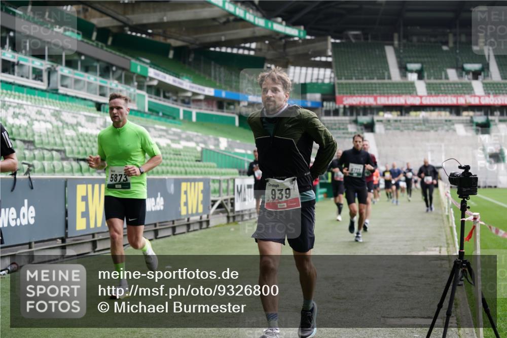 05.10.2025 - 20. swb-Marathon Bremen Michael Burmester http://msf.ph/oto/9326800 05.10.2025 12:50:12 Laufen im Stadion 217, 287, 424, 511, 679, 736, 845, 906, 939, 1025, 1044, 1359, 1388, 1707, 1904, 2381, 2721, 3228, 3259, 3291, 3353, 3885, 4006, 4318, 4367, 4438, 4870, 4938, 5118, 5184, 5389, 5418, 5564, 5873, 5894, 6214, 6216, 6281, 6717, 6805, 7493, 7647, 7826, 7963, 7987, 8401, 8536, 8873, 8907, 9118, 150, 187, 270, 1257, 1535, 1609, 1727, 1876, 2044, 2356, 3124, 3544, 3738, 3960, 6431, 6619, 6877, 8216 meine-sportfotos.de