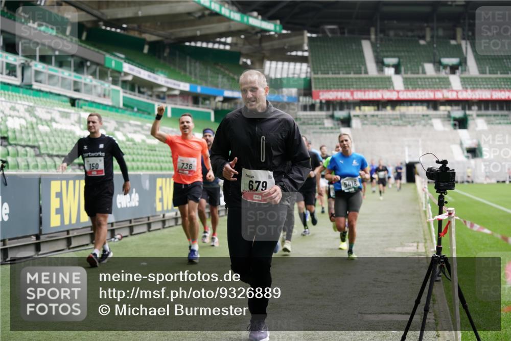 05.10.2025 - 20. swb-Marathon Bremen Michael Burmester http://msf.ph/oto/9326889 05.10.2025 12:50:22 Laufen im Stadion 122, 217, 287, 511, 679, 688, 736, 745, 845, 906, 939, 1025, 1033, 1044, 1166, 1359, 1388, 1707, 2381, 2721, 3228, 3259, 3291, 3353, 3885, 4006, 4318, 4366, 4367, 4438, 4870, 4938, 4962, 5118, 5184, 5389, 5418, 5564, 5873, 5894, 6214, 6216, 6281, 6681, 6717, 7493, 7826, 7963, 8401, 8536, 8873, 8907, 9118, 150, 187, 270, 424, 1257, 1535, 1609, 1876, 1904, 2044, 2356, 3544, 3738, 3960, 4438, 6431, 6805, 7647, 7987 meine-sportfotos.de