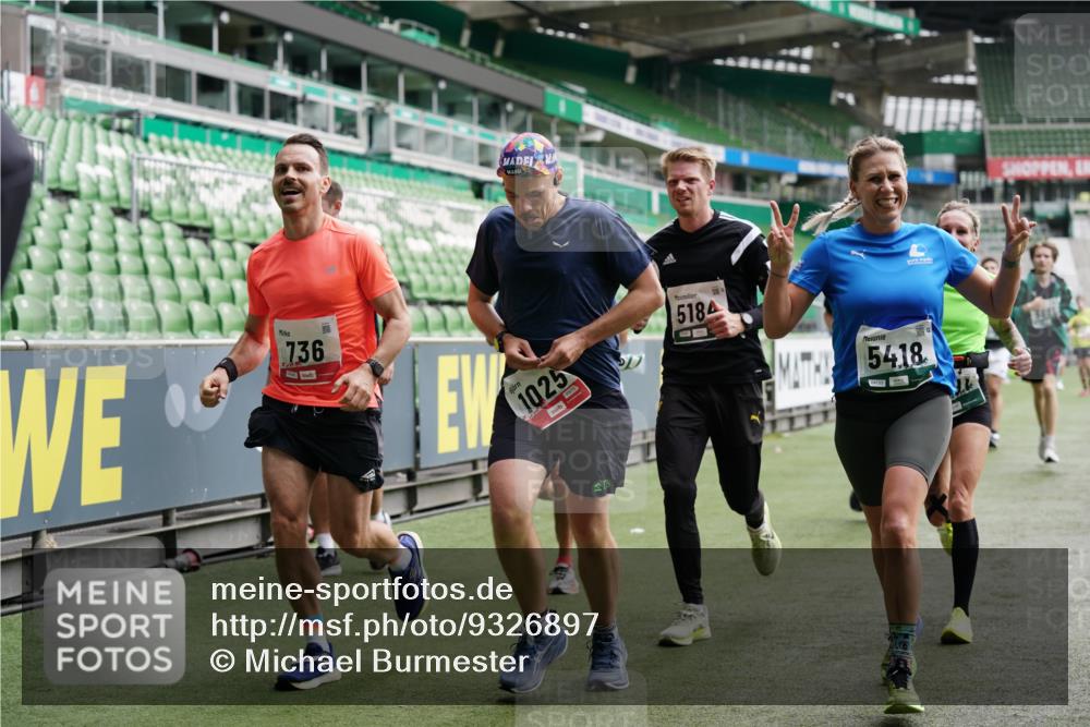 05.10.2025 - 20. swb-Marathon Bremen Michael Burmester http://msf.ph/oto/9326897 05.10.2025 12:50:24 Laufen im Stadion 122, 217, 287, 511, 679, 688, 736, 745, 845, 906, 939, 1025, 1033, 1044, 1166, 1359, 1388, 1707, 2381, 2721, 3228, 3259, 3291, 3353, 3885, 4006, 4318, 4366, 4367, 4870, 4938, 4962, 5118, 5184, 5389, 5418, 5564, 5873, 5894, 6214, 6216, 6281, 6681, 6717, 7493, 7826, 7963, 8401, 8536, 8873, 8907, 9118, 150, 187, 270, 424, 1535, 1609, 1876, 1904, 2044, 2356, 3544, 3738, 3960, 4438, 6431, 6805, 7647, 7987 meine-sportfotos.de