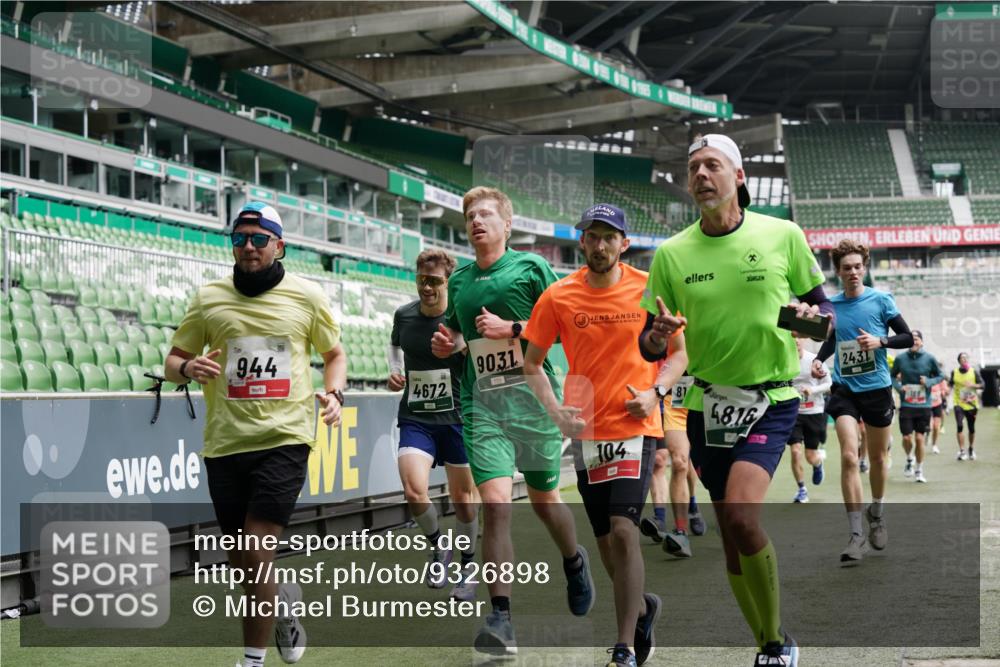 05.10.2025 - 20. swb-Marathon Bremen Michael Burmester http://msf.ph/oto/9326898 05.10.2025 12:54:53 Laufen im Stadion 53, 82, 104, 124, 132, 169, 289, 319, 417, 504, 663, 944, 1308, 1474, 1483, 1543, 1721, 1737, 1896, 1897, 1945, 1976, 2024, 2180, 2265, 2274, 2431, 2494, 2573, 2642, 2767, 2841, 3069, 3193, 3212, 3224, 3359, 3436, 3531, 3703, 3848, 4257, 4595, 4672, 4771, 4816, 4837, 4919, 4949, 4958, 5022, 5034, 5206, 5452, 5666, 5869, 5978, 6184, 6527, 6583, 6649, 6683, 6853, 7052, 7279, 7494, 7508, 7814, 7928, 7986, 8642, 8653, 8737, 250, 507, 524, 756, 950, 1165 meine-sportfotos.de