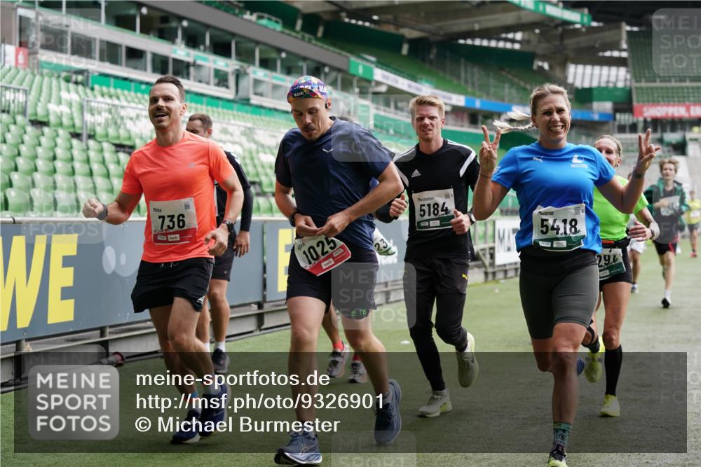 05.10.2025 - 20. swb-Marathon Bremen Michael Burmester http://msf.ph/oto/9326901 05.10.2025 12:50:24 Laufen im Stadion 122, 217, 287, 511, 679, 688, 736, 745, 845, 906, 939, 1025, 1033, 1044, 1166, 1359, 1388, 1707, 2381, 2721, 3228, 3259, 3291, 3353, 3885, 4006, 4318, 4366, 4367, 4870, 4938, 4962, 5118, 5184, 5389, 5418, 5564, 5873, 5894, 6214, 6216, 6281, 6681, 6717, 7493, 7826, 7963, 8401, 8536, 8873, 8907, 9118, 150, 187, 270, 424, 1535, 1609, 1876, 1904, 2044, 2356, 3544, 3738, 3960, 4438, 6431, 6805, 7647, 7987 meine-sportfotos.de
