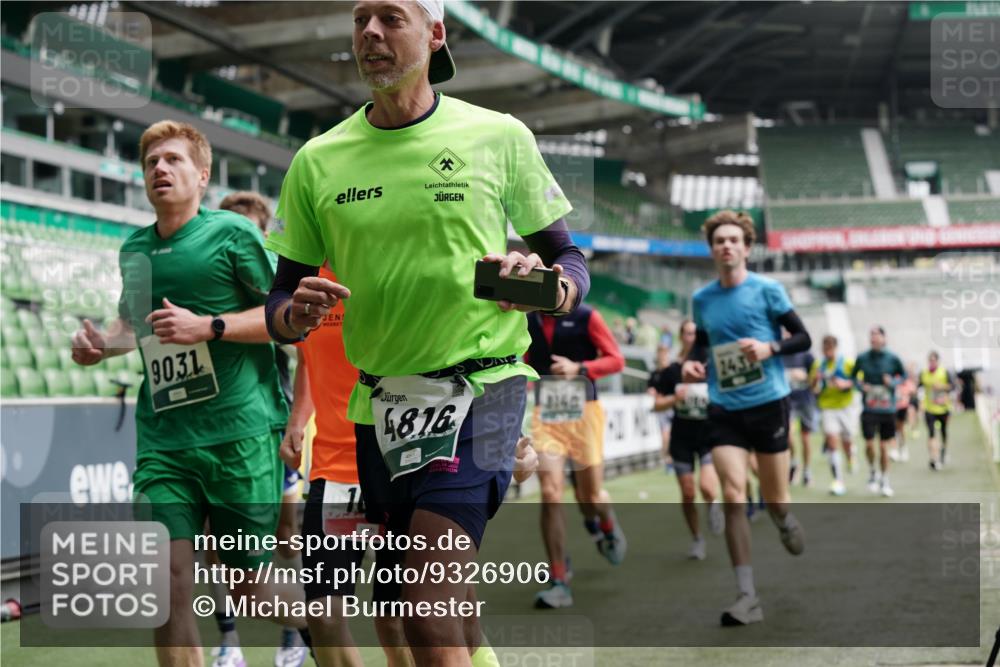 05.10.2025 - 20. swb-Marathon Bremen Michael Burmester http://msf.ph/oto/9326906 05.10.2025 12:54:53 Laufen im Stadion 53, 82, 104, 124, 132, 169, 289, 319, 417, 504, 663, 944, 1308, 1474, 1483, 1543, 1721, 1737, 1896, 1897, 1945, 1976, 2024, 2180, 2265, 2274, 2431, 2494, 2573, 2642, 2767, 2841, 3069, 3193, 3212, 3224, 3359, 3436, 3531, 3703, 3848, 4257, 4595, 4672, 4771, 4816, 4837, 4919, 4949, 4958, 5022, 5034, 5206, 5452, 5666, 5869, 5978, 6184, 6527, 6583, 6649, 6683, 6853, 7052, 7279, 7494, 7508, 7814, 7928, 7986, 8642, 8653, 8737, 250, 507, 524, 756, 950, 1165 meine-sportfotos.de
