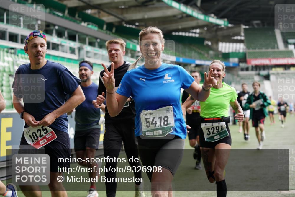05.10.2025 - 20. swb-Marathon Bremen Michael Burmester http://msf.ph/oto/9326908 05.10.2025 12:50:24 Laufen im Stadion 122, 217, 287, 511, 679, 688, 736, 745, 845, 906, 939, 1025, 1033, 1044, 1166, 1359, 1388, 1707, 2381, 2721, 3228, 3259, 3291, 3353, 3885, 4006, 4318, 4366, 4367, 4870, 4938, 4962, 5118, 5184, 5389, 5418, 5564, 5873, 5894, 6214, 6216, 6281, 6681, 6717, 7493, 7826, 7963, 8401, 8536, 8873, 8907, 9118, 150, 187, 270, 424, 1535, 1609, 1876, 1904, 2044, 2356, 3544, 3738, 3960, 4438, 6431, 6805, 7647, 7987 meine-sportfotos.de