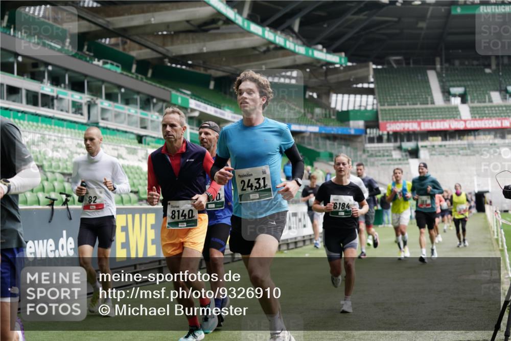05.10.2025 - 20. swb-Marathon Bremen Michael Burmester http://msf.ph/oto/9326910 05.10.2025 12:54:54 Laufen im Stadion 53, 82, 104, 124, 132, 169, 289, 319, 417, 504, 663, 944, 1308, 1474, 1483, 1543, 1721, 1737, 1896, 1897, 1945, 1976, 2024, 2180, 2265, 2274, 2431, 2494, 2573, 2642, 2767, 2841, 3069, 3193, 3212, 3224, 3359, 3436, 3531, 3703, 3848, 4257, 4595, 4672, 4771, 4816, 4837, 4919, 4949, 4958, 5022, 5034, 5206, 5452, 5666, 5869, 5978, 6184, 6527, 6583, 6649, 6683, 6853, 7052, 7279, 7494, 7814, 7928, 7986, 8642, 8653, 8737, 53, 250, 507, 524, 756, 950, 1165 meine-sportfotos.de