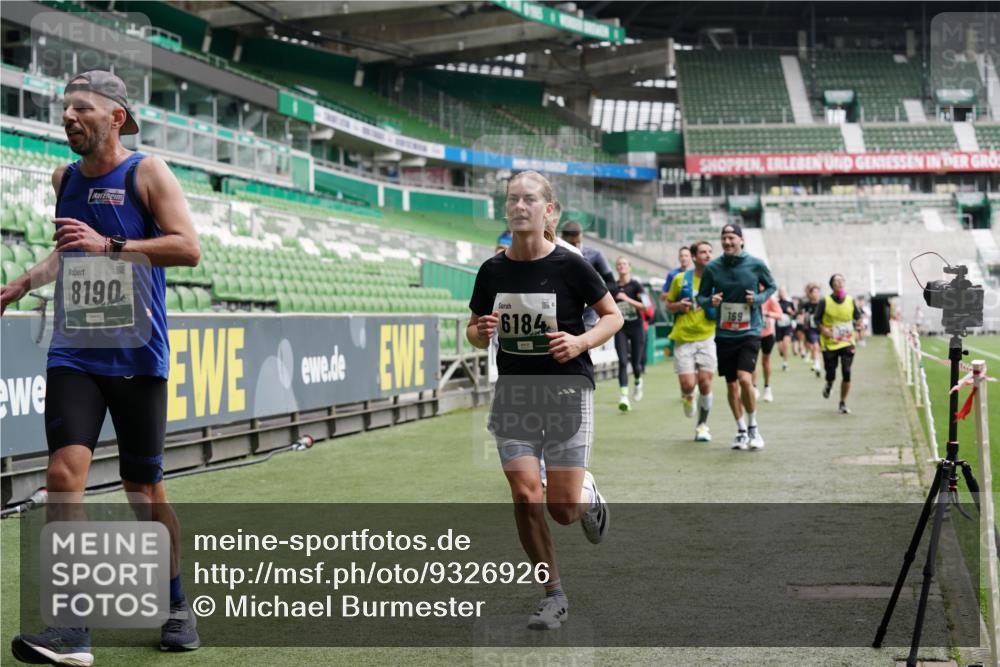 05.10.2025 - 20. swb-Marathon Bremen Michael Burmester http://msf.ph/oto/9326926 05.10.2025 12:54:55 Laufen im Stadion 82, 104, 124, 132, 169, 289, 319, 417, 504, 663, 944, 1308, 1474, 1483, 1543, 1721, 1737, 1896, 1897, 1945, 1976, 2024, 2180, 2265, 2274, 2431, 2494, 2573, 2642, 2767, 2841, 3069, 3193, 3212, 3224, 3359, 3436, 3531, 3703, 3848, 4257, 4595, 4672, 4771, 4816, 4823, 4837, 4919, 4949, 4958, 5022, 5034, 5206, 5452, 5666, 5869, 5978, 6184, 6527, 6583, 6649, 6683, 6853, 7052, 7279, 7494, 7814, 7928, 7986, 8642, 8653, 8737, 53, 507, 524, 756, 950, 1165 meine-sportfotos.de