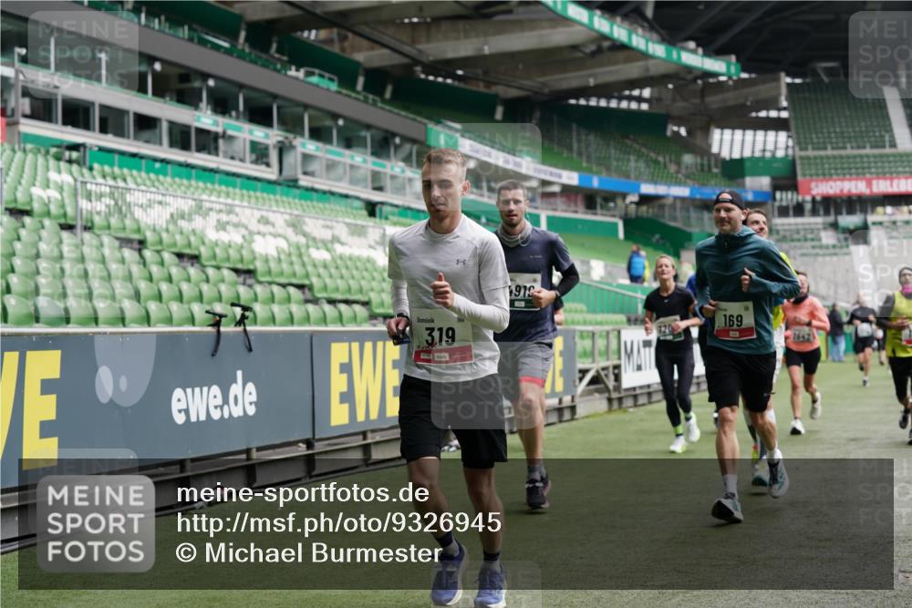 05.10.2025 - 20. swb-Marathon Bremen Michael Burmester http://msf.ph/oto/9326945 05.10.2025 12:54:58 Laufen im Stadion 82, 104, 124, 132, 169, 289, 319, 417, 504, 663, 944, 1308, 1474, 1483, 1543, 1721, 1737, 1896, 1897, 1945, 1976, 2022, 2024, 2180, 2265, 2274, 2431, 2494, 2573, 2642, 2767, 2841, 3069, 3193, 3212, 3224, 3359, 3436, 3531, 3703, 3848, 4257, 4595, 4672, 4771, 4816, 4823, 4837, 4919, 4949, 4958, 5022, 5034, 5206, 5452, 5666, 5869, 5978, 6184, 6527, 6583, 6649, 6683, 6853, 7052, 7279, 7494, 7814, 7928, 7986, 8642, 8653, 8737, 53, 507, 524, 756, 950, 1165, 2841, 3212 meine-sportfotos.de