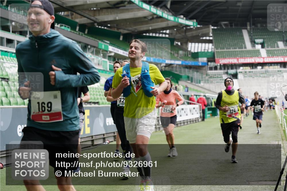 05.10.2025 - 20. swb-Marathon Bremen Michael Burmester http://msf.ph/oto/9326961 05.10.2025 12:55:00 Laufen im Stadion 82, 104, 124, 132, 169, 289, 319, 417, 504, 663, 944, 1308, 1474, 1483, 1543, 1721, 1737, 1896, 1897, 1945, 2022, 2024, 2180, 2265, 2274, 2431, 2494, 2573, 2642, 2767, 3069, 3193, 3224, 3359, 3436, 3489, 3531, 3703, 3848, 4257, 4595, 4672, 4771, 4816, 4823, 4837, 4919, 4949, 4958, 5022, 5034, 5206, 5452, 5666, 5869, 5978, 6184, 6527, 6583, 6649, 6683, 6853, 7052, 7279, 7494, 7814, 7928, 7986, 8642, 8653, 8737, 53, 132, 524, 756, 950, 1165, 1976, 2573, 2841, 3212, 5206 meine-sportfotos.de