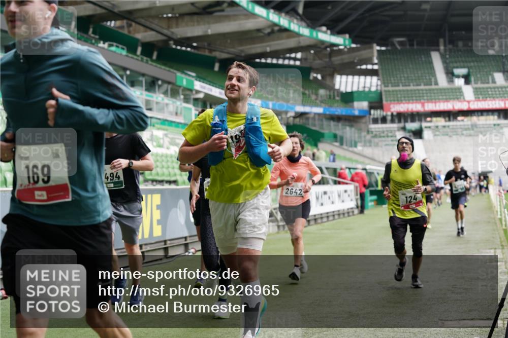 05.10.2025 - 20. swb-Marathon Bremen Michael Burmester http://msf.ph/oto/9326965 05.10.2025 12:55:00 Laufen im Stadion 82, 104, 124, 132, 169, 289, 319, 417, 504, 663, 944, 1308, 1474, 1483, 1543, 1721, 1737, 1896, 1897, 1945, 2022, 2024, 2180, 2265, 2274, 2431, 2494, 2573, 2642, 2767, 3069, 3193, 3224, 3359, 3436, 3489, 3531, 3703, 3848, 4257, 4595, 4672, 4771, 4816, 4823, 4837, 4919, 4949, 4958, 5022, 5034, 5206, 5452, 5666, 5869, 5978, 6184, 6527, 6583, 6649, 6683, 6853, 7052, 7279, 7494, 7814, 7928, 7986, 8642, 8653, 8737, 53, 132, 524, 756, 950, 1165, 1976, 2573, 2841, 3212, 5206 meine-sportfotos.de