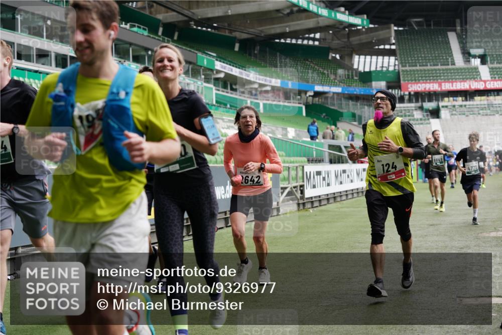 05.10.2025 - 20. swb-Marathon Bremen Michael Burmester http://msf.ph/oto/9326977 05.10.2025 12:55:01 Laufen im Stadion 82, 104, 124, 169, 289, 319, 417, 504, 663, 944, 1308, 1474, 1483, 1543, 1721, 1737, 1896, 1897, 1945, 2022, 2024, 2180, 2265, 2274, 2431, 2494, 2642, 2767, 3069, 3193, 3224, 3359, 3436, 3489, 3531, 3703, 3848, 4257, 4595, 4672, 4771, 4816, 4823, 4837, 4919, 4949, 4958, 5022, 5034, 5177, 5452, 5666, 5869, 5907, 5978, 6184, 6527, 6583, 6649, 6683, 6853, 7052, 7279, 7494, 7814, 7928, 7986, 8642, 8653, 8737, 53, 132, 524, 756, 1165, 1976, 2573, 2841, 3212, 5206, 5978 meine-sportfotos.de