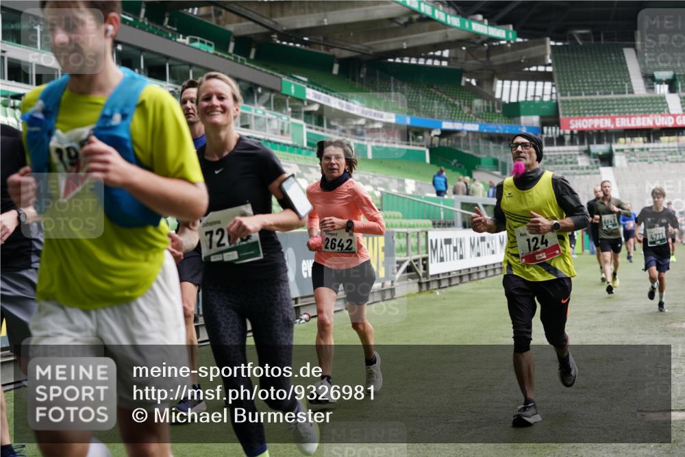 05.10.2025 - 20. swb-Marathon Bremen Michael Burmester http://msf.ph/oto/9326981 05.10.2025 12:55:01 Laufen im Stadion 82, 104, 124, 169, 289, 319, 417, 504, 663, 944, 1308, 1474, 1483, 1543, 1721, 1737, 1896, 1897, 1945, 2022, 2024, 2180, 2265, 2274, 2431, 2494, 2642, 2767, 3069, 3193, 3224, 3359, 3436, 3489, 3531, 3703, 3848, 4257, 4595, 4672, 4771, 4816, 4823, 4837, 4919, 4949, 4958, 5022, 5034, 5177, 5452, 5666, 5869, 5907, 5978, 6184, 6527, 6583, 6649, 6683, 6853, 7052, 7279, 7494, 7814, 7928, 7986, 8642, 8653, 8737, 53, 132, 524, 756, 1165, 1976, 2573, 2841, 3212, 5206, 5978 meine-sportfotos.de