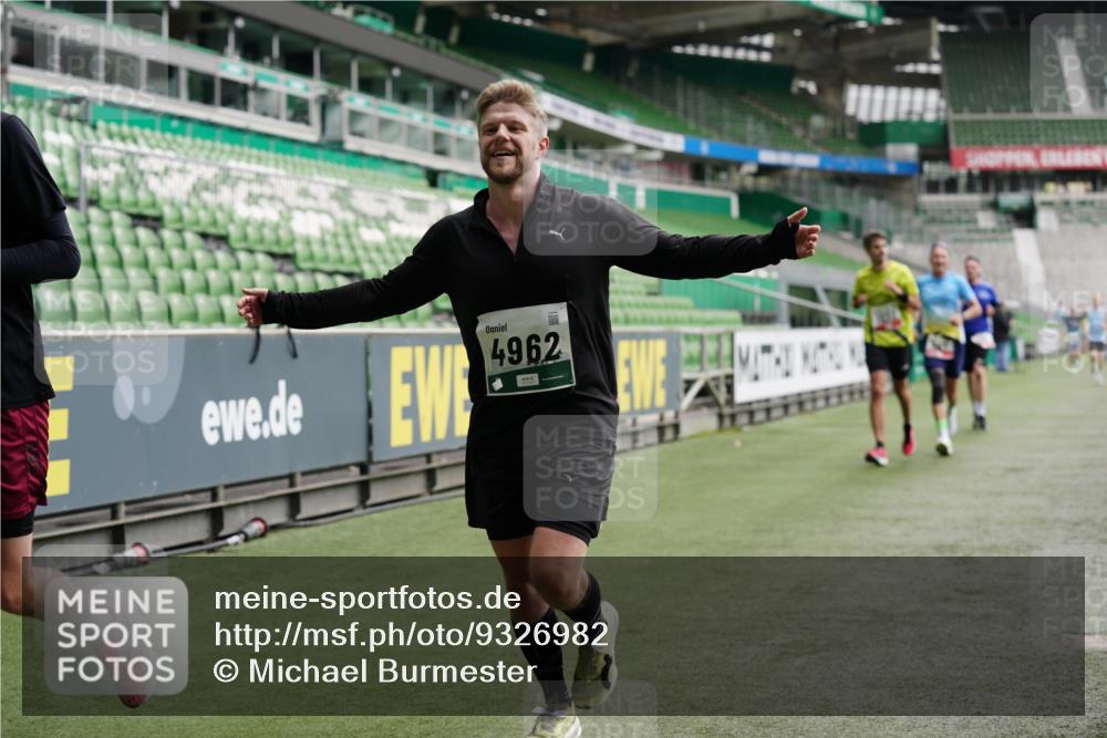 05.10.2025 - 20. swb-Marathon Bremen Michael Burmester http://msf.ph/oto/9326982 05.10.2025 12:50:32 Laufen im Stadion 122, 217, 287, 511, 679, 688, 736, 745, 845, 906, 939, 1025, 1033, 1044, 1166, 1359, 1388, 1450, 1707, 2059, 2381, 2721, 3228, 3259, 3291, 3353, 3885, 4006, 4318, 4366, 4367, 4938, 4962, 5118, 5184, 5389, 5418, 5564, 5873, 6214, 6216, 6252, 6281, 6681, 6717, 7493, 7826, 7963, 8401, 8536, 8873, 8907, 8995, 9118, 424, 1904, 3885, 4438, 4870, 5894, 6805, 7647, 7987 meine-sportfotos.de