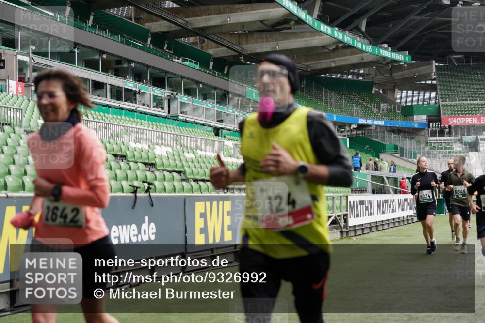 05.10.2025 - 20. swb-Marathon Bremen Michael Burmester http://msf.ph/oto/9326992 05.10.2025 12:55:02 Laufen im Stadion 82, 104, 124, 169, 289, 319, 417, 504, 663, 944, 1308, 1474, 1483, 1543, 1721, 1737, 1896, 1897, 1945, 2022, 2024, 2180, 2265, 2274, 2431, 2494, 2642, 2716, 2767, 3069, 3193, 3224, 3359, 3436, 3489, 3531, 3703, 3838, 3848, 4257, 4595, 4672, 4771, 4816, 4823, 4837, 4919, 4949, 4958, 5022, 5034, 5177, 5452, 5666, 5869, 5907, 6184, 6527, 6583, 6649, 6683, 6853, 7052, 7279, 7494, 7814, 7928, 7986, 8642, 8653, 8737, 53, 132, 524, 756, 1165, 1976, 2573, 2841, 3212, 5022, 5206, 5978 meine-sportfotos.de