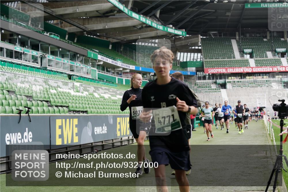 05.10.2025 - 20. swb-Marathon Bremen Michael Burmester http://msf.ph/oto/9327000 05.10.2025 12:55:04 Laufen im Stadion 82, 104, 124, 169, 289, 319, 417, 504, 663, 944, 1308, 1474, 1483, 1543, 1721, 1737, 1896, 1897, 1945, 2022, 2024, 2180, 2265, 2274, 2431, 2494, 2642, 2716, 2767, 3069, 3193, 3224, 3359, 3436, 3489, 3531, 3703, 3838, 3848, 4257, 4595, 4672, 4771, 4816, 4823, 4837, 4919, 4949, 4958, 5034, 5177, 5452, 5554, 5666, 5869, 5907, 6184, 6527, 6649, 6683, 6853, 7052, 7494, 7814, 7928, 7986, 8642, 8653, 8737, 53, 132, 289, 524, 756, 1976, 2573, 2841, 3212, 5022, 5206, 5978 meine-sportfotos.de