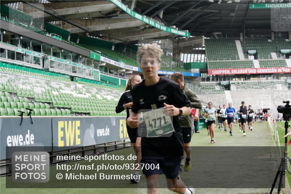 05.10.2025 - 20. swb-Marathon Bremen Michael Burmester http://msf.ph/oto/9327004 05.10.2025 12:55:05 Laufen im Stadion 82, 104, 124, 169, 319, 417, 504, 663, 944, 1308, 1474, 1483, 1543, 1721, 1737, 1896, 1897, 1945, 2022, 2024, 2180, 2265, 2274, 2431, 2494, 2642, 2716, 2767, 3069, 3193, 3224, 3359, 3436, 3489, 3531, 3703, 3838, 3848, 4257, 4595, 4672, 4771, 4816, 4823, 4837, 4919, 4949, 4958, 5034, 5177, 5452, 5554, 5666, 5869, 5907, 6184, 6527, 6649, 6683, 6853, 7052, 7494, 7814, 7928, 7986, 8642, 8653, 8737, 53, 132, 289, 504, 524, 756, 1896, 1976, 2573, 2841, 3212, 5022, 5206, 5978 meine-sportfotos.de