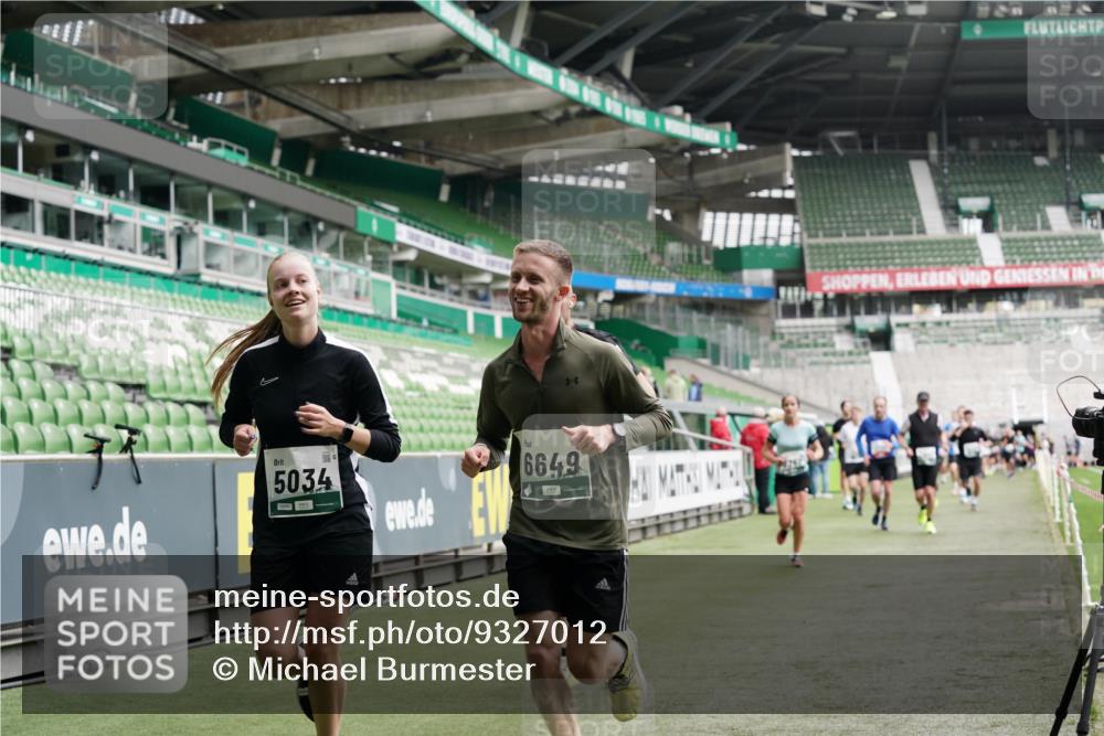 05.10.2025 - 20. swb-Marathon Bremen Michael Burmester http://msf.ph/oto/9327012 05.10.2025 12:55:05 Laufen im Stadion 82, 104, 124, 169, 319, 417, 504, 663, 944, 1308, 1474, 1483, 1543, 1721, 1737, 1896, 1897, 1945, 2022, 2024, 2180, 2265, 2274, 2431, 2494, 2642, 2716, 2767, 3069, 3193, 3224, 3359, 3436, 3489, 3531, 3703, 3838, 3848, 4257, 4595, 4672, 4771, 4816, 4823, 4837, 4919, 4949, 4958, 5034, 5177, 5452, 5554, 5666, 5869, 5907, 6184, 6527, 6649, 6683, 6853, 7052, 7494, 7814, 7928, 7986, 8642, 8653, 8737, 53, 132, 289, 504, 524, 756, 1896, 1976, 2573, 2841, 3212, 5022, 5206, 5978 meine-sportfotos.de