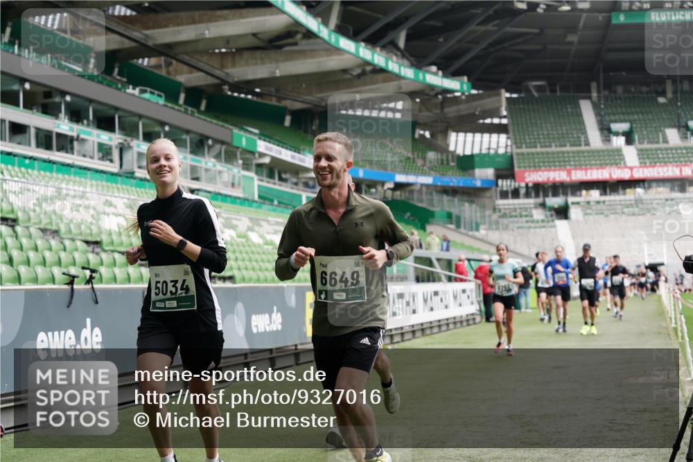 05.10.2025 - 20. swb-Marathon Bremen Michael Burmester http://msf.ph/oto/9327016 05.10.2025 12:55:06 Laufen im Stadion 82, 104, 124, 169, 319, 417, 663, 944, 1308, 1474, 1483, 1543, 1721, 1737, 1897, 1945, 2022, 2024, 2180, 2265, 2274, 2431, 2494, 2642, 2716, 2767, 3069, 3193, 3224, 3359, 3436, 3489, 3531, 3703, 3838, 3848, 4257, 4595, 4672, 4771, 4816, 4823, 4837, 4919, 4949, 4958, 5034, 5177, 5452, 5554, 5666, 5833, 5869, 5907, 6184, 6527, 6649, 6683, 6853, 7052, 7494, 7814, 7928, 7986, 8642, 8653, 8737, 53, 132, 289, 504, 524, 756, 1896, 1976, 2573, 2841, 3212, 5022, 5206, 5978 meine-sportfotos.de